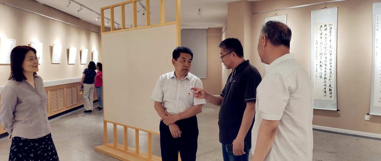 學(xué)校舉辦“革命詩詞里的黨史”主題書法展開展和黨建文化長廊暨黨建有聲圖書館啟用儀式-圖3