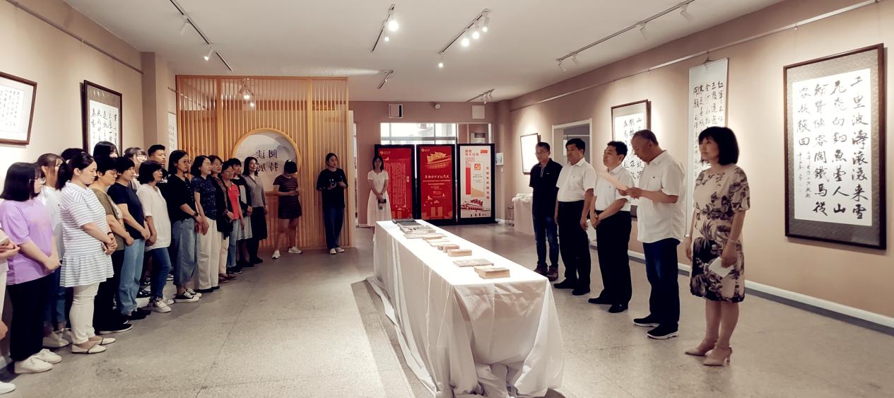 學(xué)校舉辦“革命詩詞里的黨史”主題書法展開展和黨建文化長廊暨黨建有聲圖書館啟用儀式-圖2