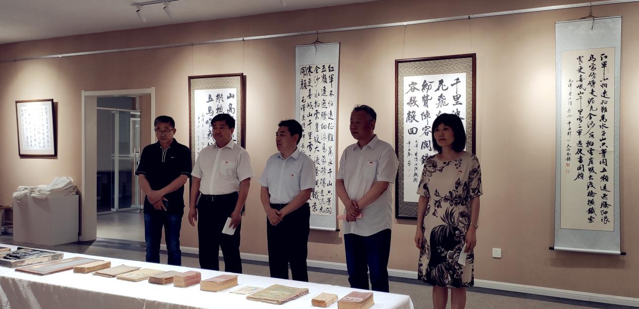 學(xué)校舉辦“革命詩詞里的黨史”主題書法展開展和黨建文化長廊暨黨建有聲圖書館啟用儀式-圖1